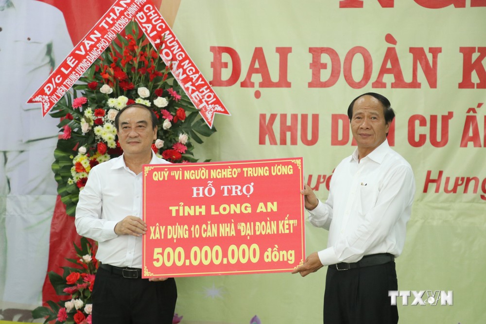 Phó Thủ tướng Lê Văn Thành trao tặng 10 căn nhà từ Quỹ vì người nghèo cho người dân có hoàn cảnh khó khăn tỉnh Long An. Ảnh: Bùi Giang - TTXVN