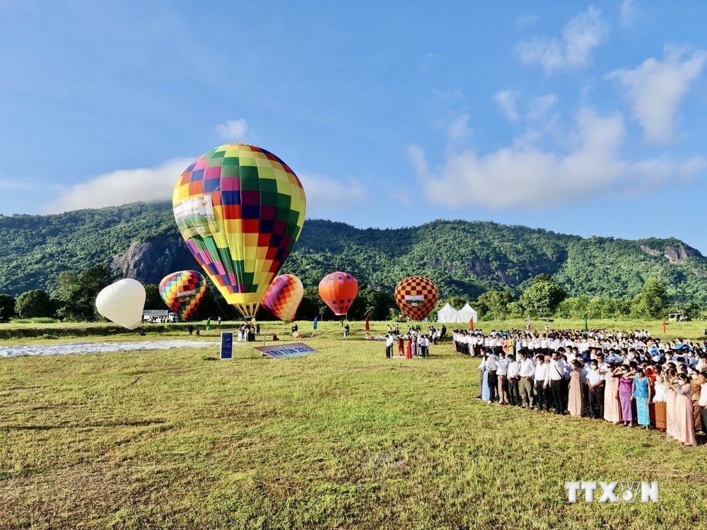 Lễ hội khinh khí cầu lần đầu tổ chức tại An Giang thu hút 80.000 lượt khách đến tham quan. Ảnh: Thanh Sang - TTXVN