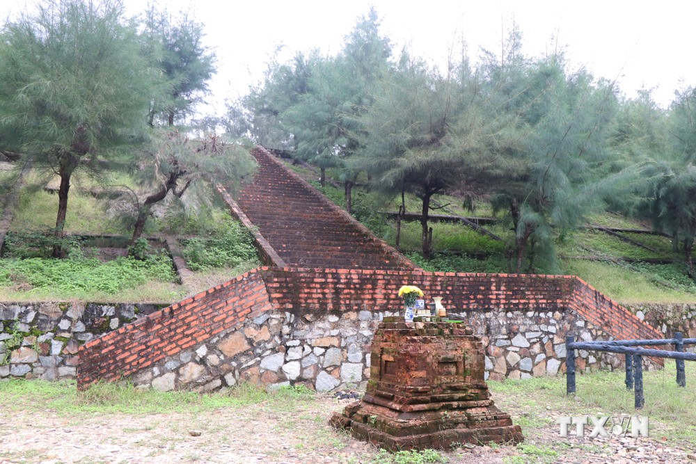 Khuôn viên Tháp Champa Phú Diên. Ảnh: Tường Vi - TTXVN