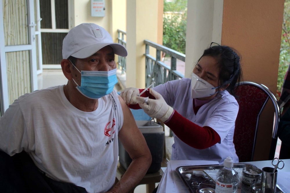 Nhân viên y tế tiêm vaccine phòng dịch COVID-19 cho người dân tại tỉnh Thanh Hóa. Ảnh: Nguyễn Nam - TTXVN