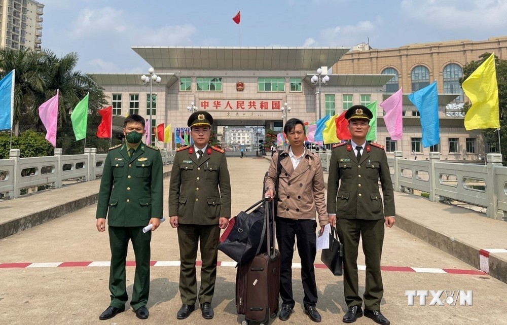 Zhang Jin Song (34 tuổi), bị trục xuất do vi phạm quy định pháp luật về xuất nhập cảnh của Việt Nam. Ảnh: TTXVN phát