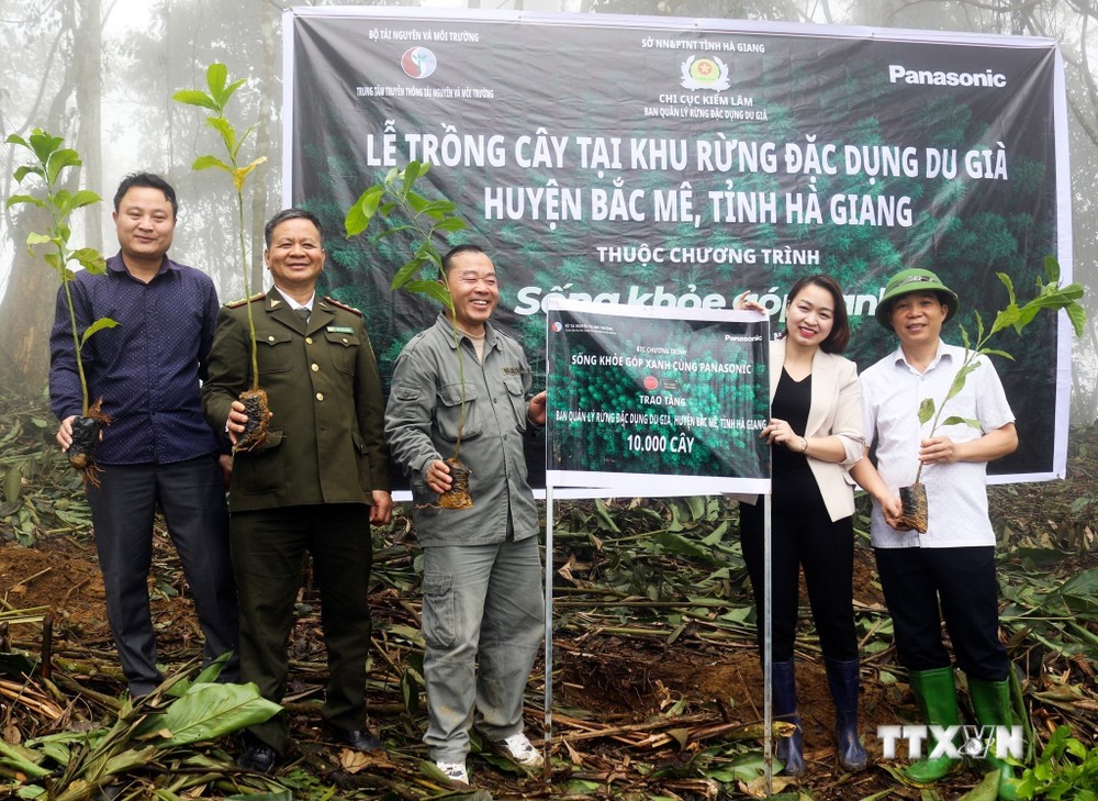 Đồng bào dân tộc tham gia trồng cây tại khu vực rừng đặc dụng xã Minh Sơn, huyện Bắc Mê (Hà Giang). Ảnh: Nam Thái - TTXVN