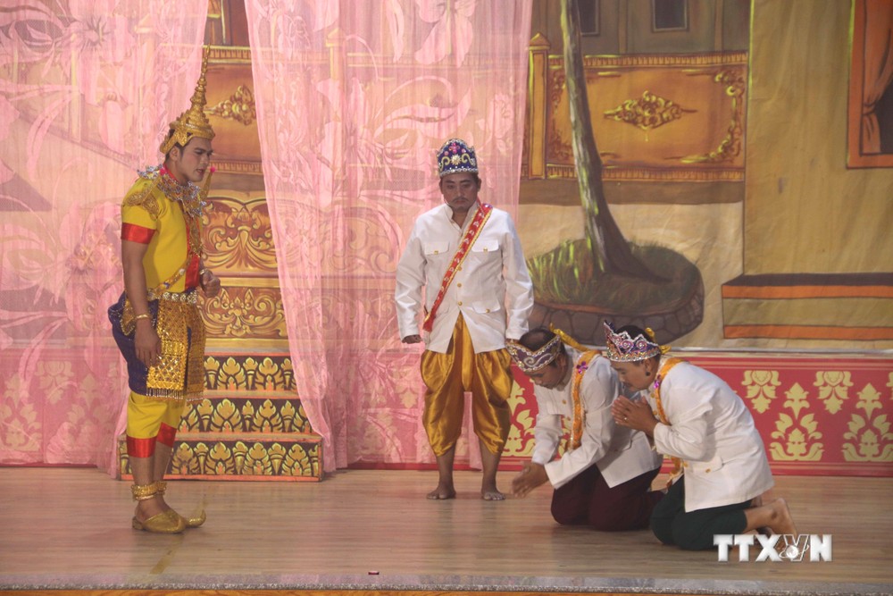 Vở diễn "Hoàng tử Vê Son Đo" do Đoàn Nghệ thuật Khmer Ánh Bình Minh - Trà Vinh biểu diễn sau lễ khai mạc. Ảnh: Thanh Hòa - TTXVN