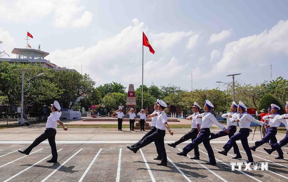 Lễ chào cờ và duyệt đội ngũ trên đảo Trường Sa. Ảnh: Thu Phương - TTXVN