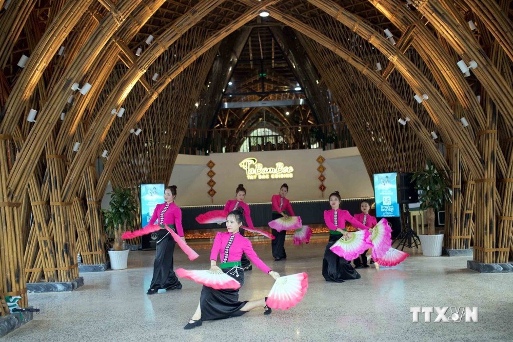 Trình diễn văn hóa, văn nghệ phục vụ du khách tại Khu du lịch Mộc Châu Island. Ảnh: Quang Quyết - TTXVN
