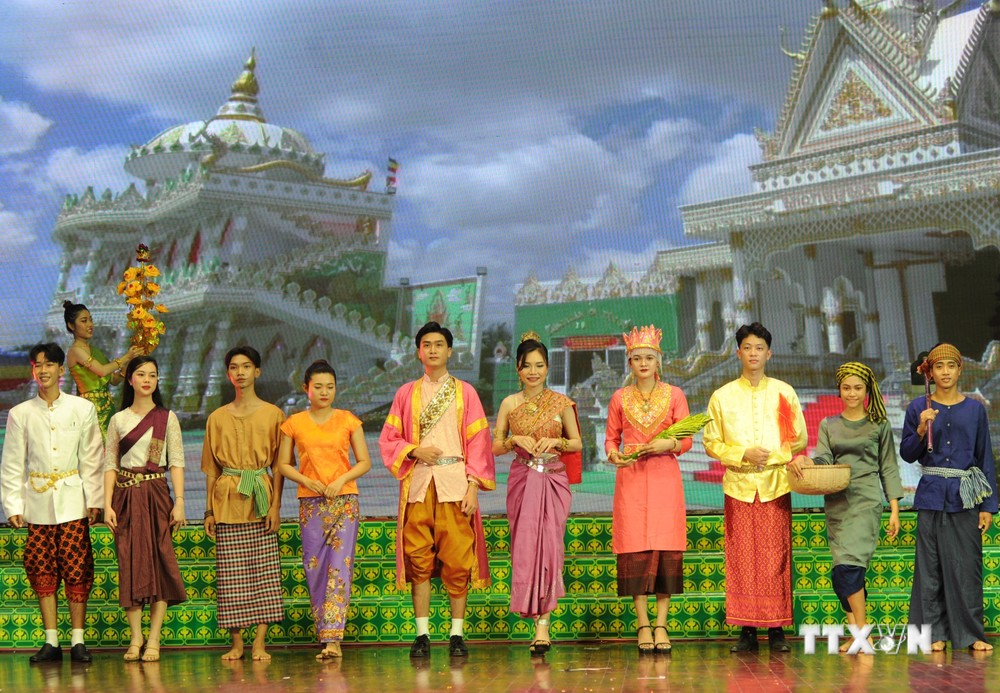 Trình diễn trang phục truyền thống dân tộc Khmer tại Trung tâm văn hóa tỉnh Sóc Trăng. Ảnh: Nhật Bình