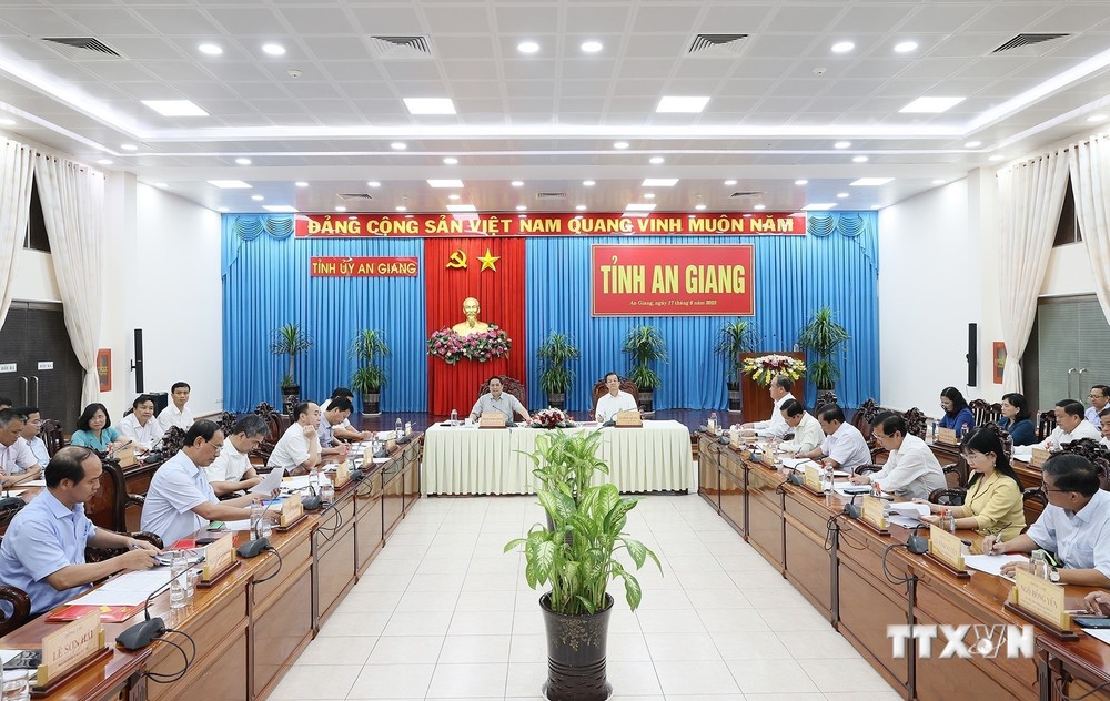 Thủ tướng Phạm Minh Chính chủ trì làm việc với Ban Thường vụ Tỉnh ủy An Giang. Ảnh: Dương Giang - TTXVN
