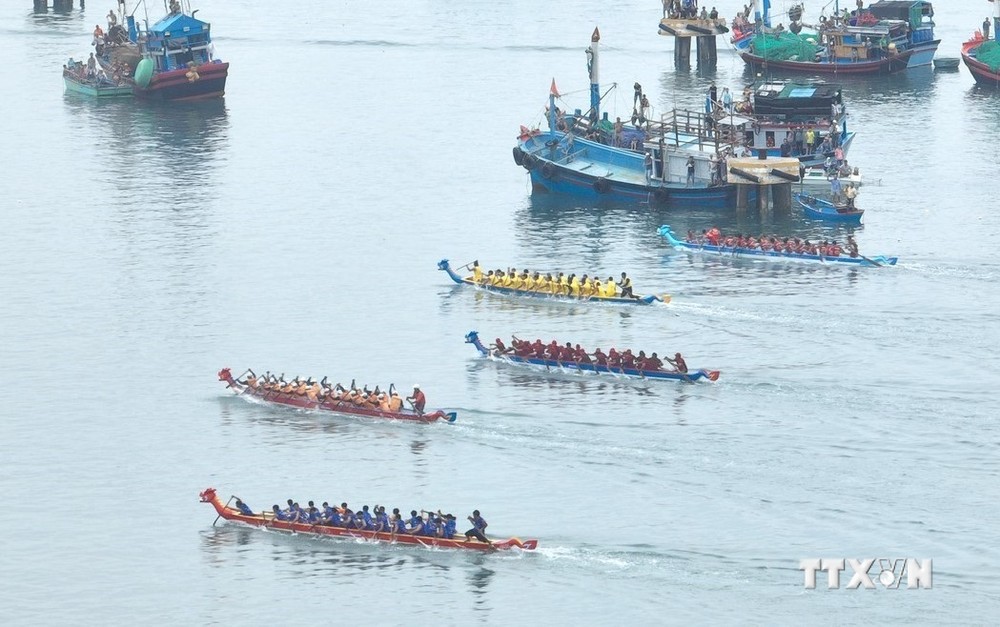 Các đội đua thuyền rồng tranh tài trên biển Đầm Nại, huyện Ninh Hải. Ảnh: TTXVN phát