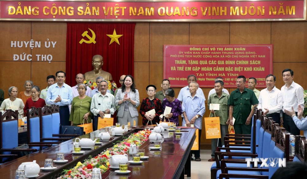 Phó Chủ tịch nước Võ Thị Ánh Xuân tặng quà gia đình chính sách huyện Đức Thọ. Ảnh: Công Tường - TTXVN