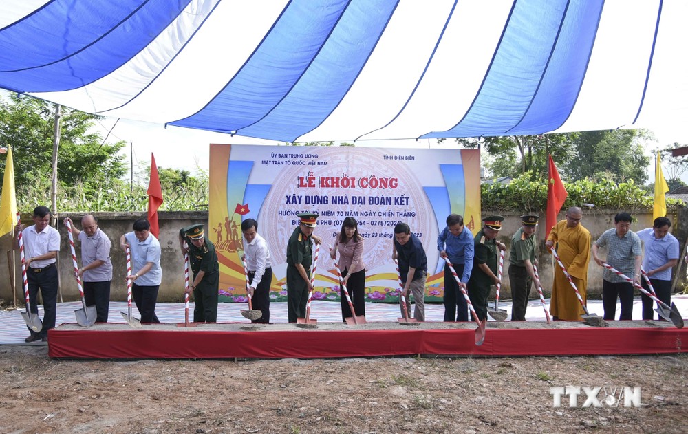 Các đại biểu thực hiện nghi thức khởi công làm nhà Đại đoàn kết cho người nghèo tỉnh Điện Biên. Ảnh: Xuân Tư - TTXVN
