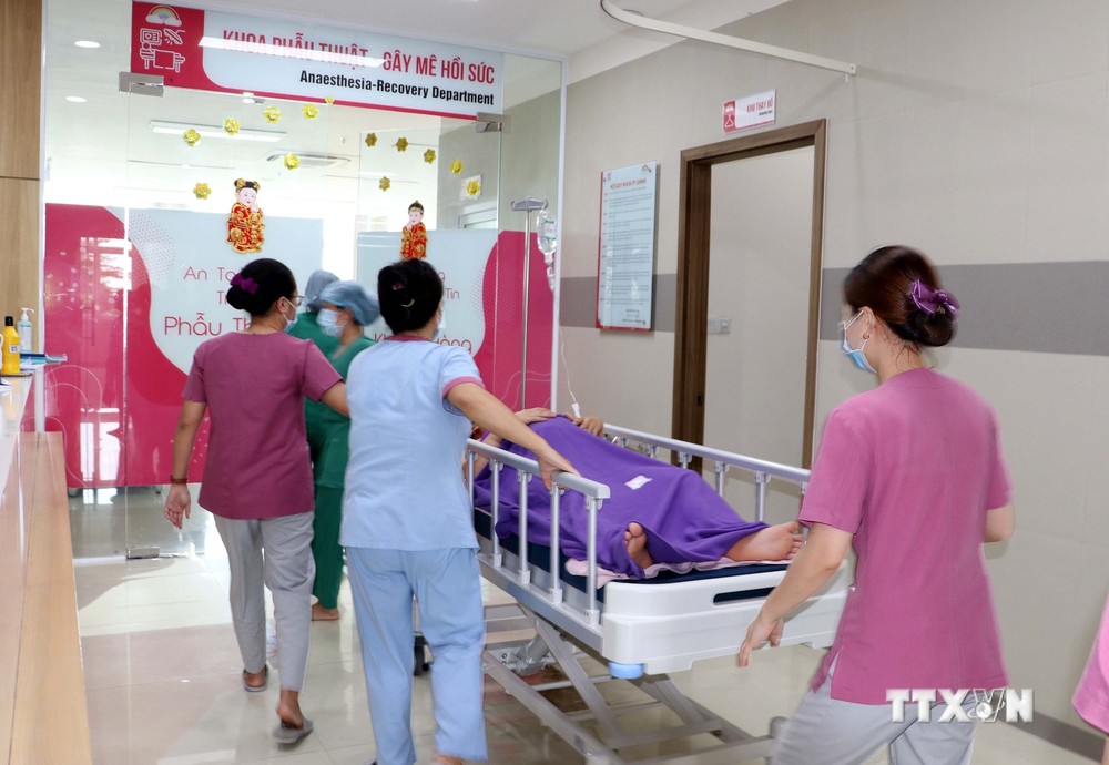 Nhân viên y tế Khoa Sản nhi tại Bệnh viện Quốc tế Phương Châu Sóc Trăng cấp cứu bệnh nhân. Ảnh: Trung Hiếu - TTXVN