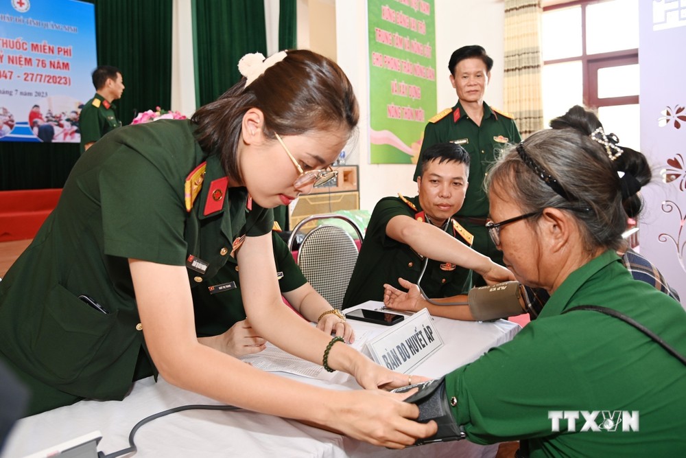 Bộ Chỉ huy quân sự Quảng Ninh phối hợp với Hội CTĐ tỉnh tổ chức khám bệnh, tư vấn sức khỏe cho người có công . Ảnh: Văn Đảm - TTXVN