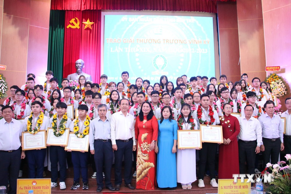 73 học sinh Trung học phổ thông trên địa bàn tỉnh Bến Tre được xướng danh và trao giải thưởng Trương Vĩnh Ký lần thứ XIX. Ảnh: Chương Đài - TTXVN