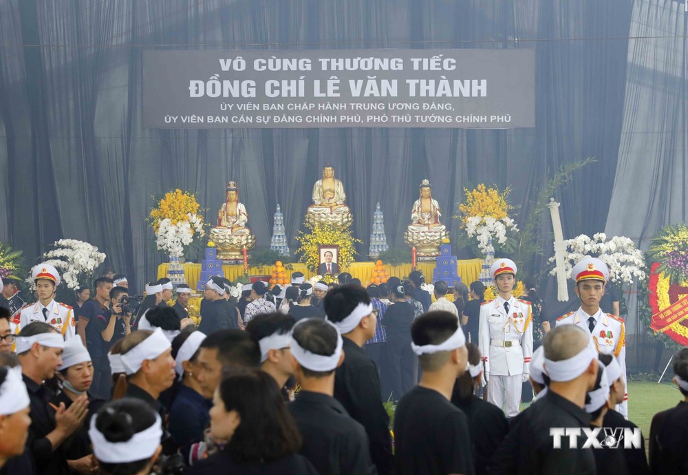 Nhân dân huyện Vĩnh Bảo (Hải Phòng) thắp hương tại lễ an táng Phó Thủ tướng Lê Văn Thành. Ảnh: An Đăng - TTXVN