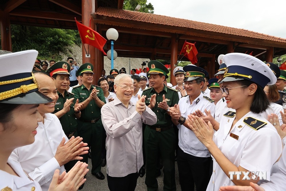 Tổng Bí thư Nguyễn Phú Trọng với lực lượng chức năng Cửa khẩu Quốc tế Hữu Nghị. Ảnh: Trí Dũng - TTXVN