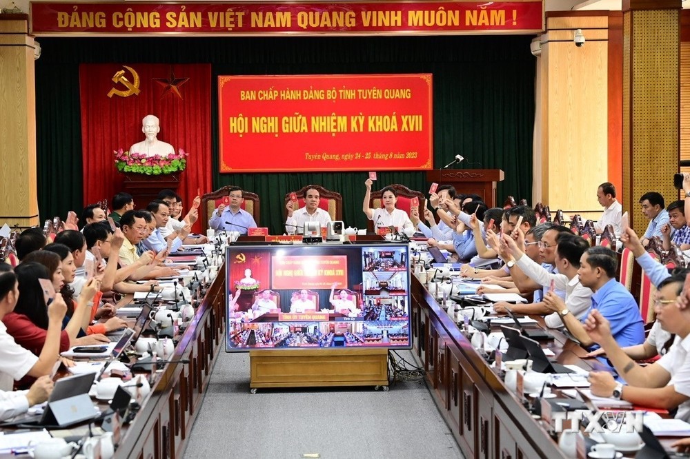 Đại biểu biểu quyết thông qua Nghị quyết Hội nghị giữa nhiệm kỳ Ban Chấp hành Đảng bộ tỉnh Tuyên Quang khóa XVII. Ảnh Vũ Quang - TTXVN