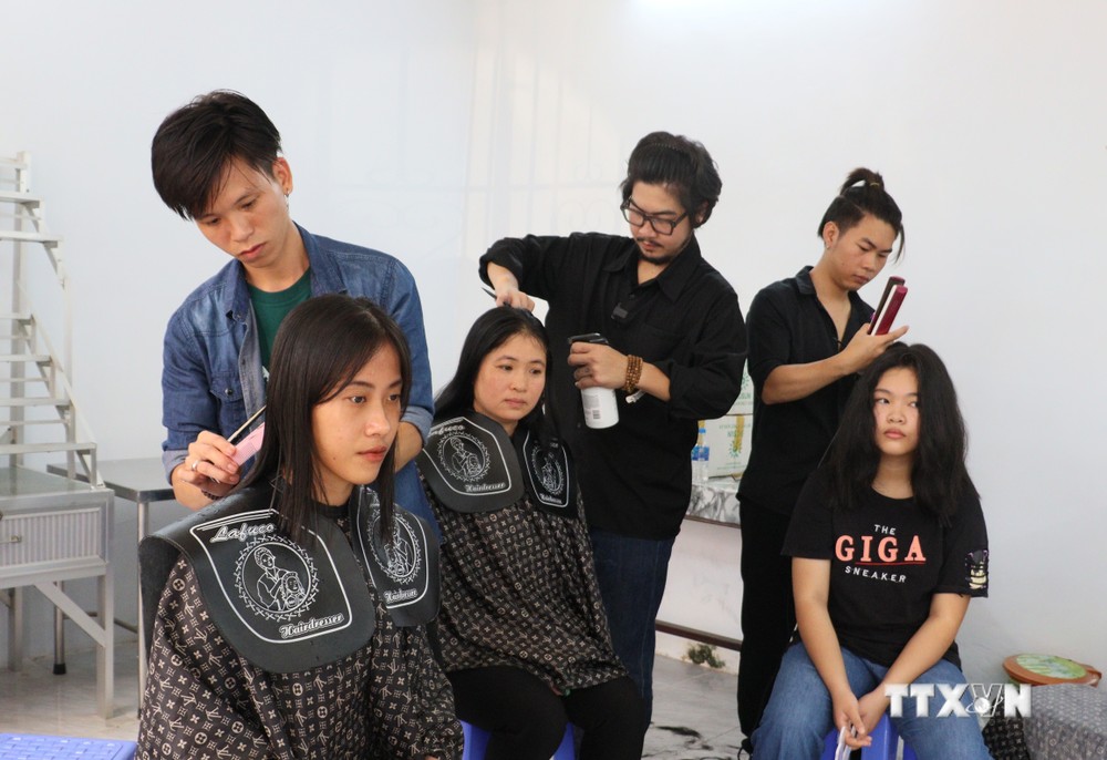 Các tình nguyện viên hiến tóc với hy vọng mang lại niềm vui và động lực tích cực cho bệnh nhân ung thư. Ảnh: Lê Thúy Hằng - TTXVN