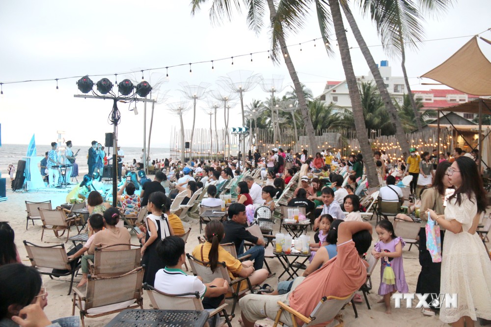 Du khách thưởng thức âm nhạc tại bãi biển ở thành phố Phan Thiết (Bình Thuận). Ảnh: Nguyễn Thanh - TTXVN