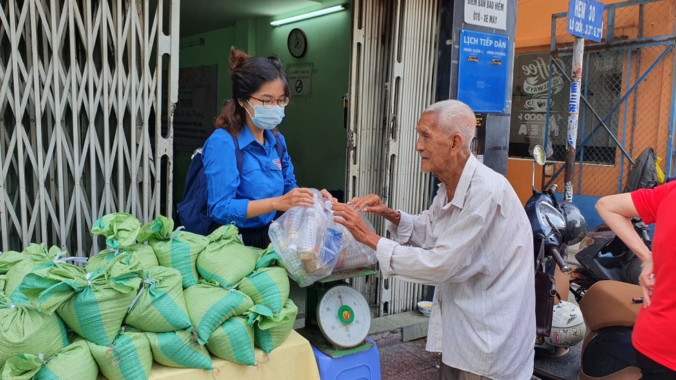 胡志明市开展“以塑料垃圾来换大米”环保活动
