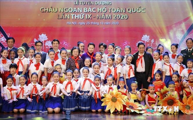越南国会主席阮氏金银出席第九届全国胡伯伯好孩子表彰大会