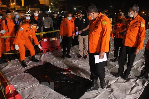 载有53名旅客和12名机组人员的印尼客机坠毁