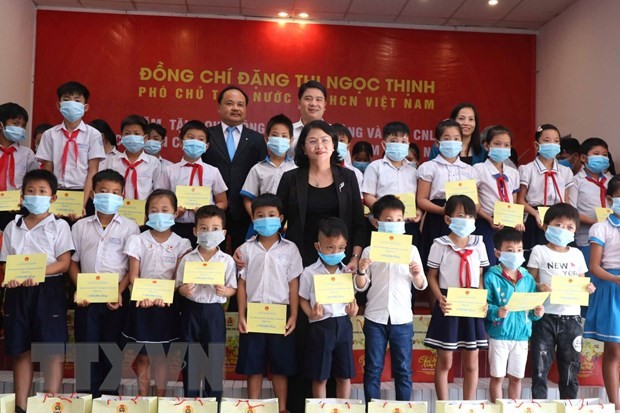 越南国家副主席邓氏玉盛走访慰问广南省困难家庭