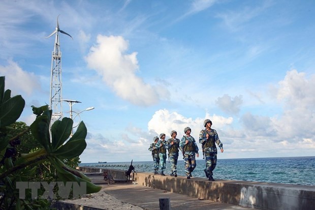 在战略、边界和海洋岛屿地区巩固和加强国防安全