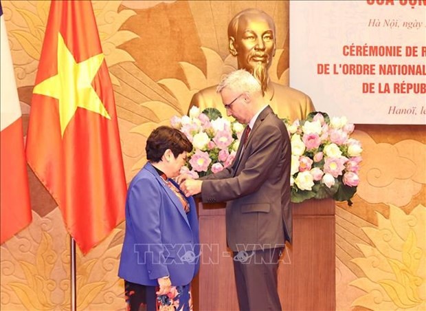 越南国会社会事务委员会主任阮翠英荣获法国荣誉军团骑士勋章