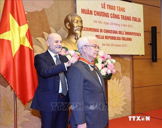 越南—意大利友好议员小组主席荣获意大利功绩勋章