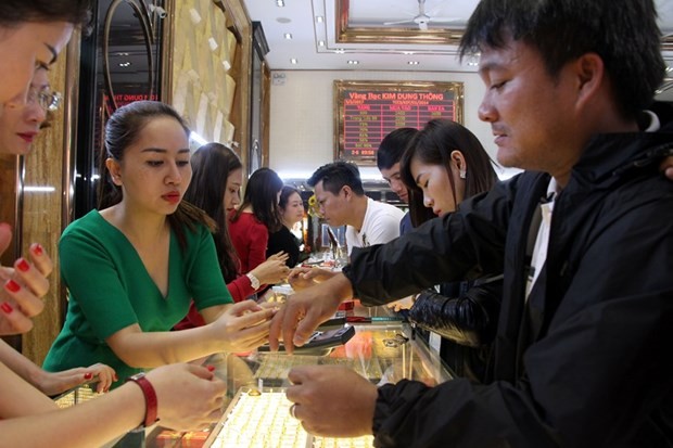 今日上午越南国内市场黄金价格保持在每两5500万越盾以上 