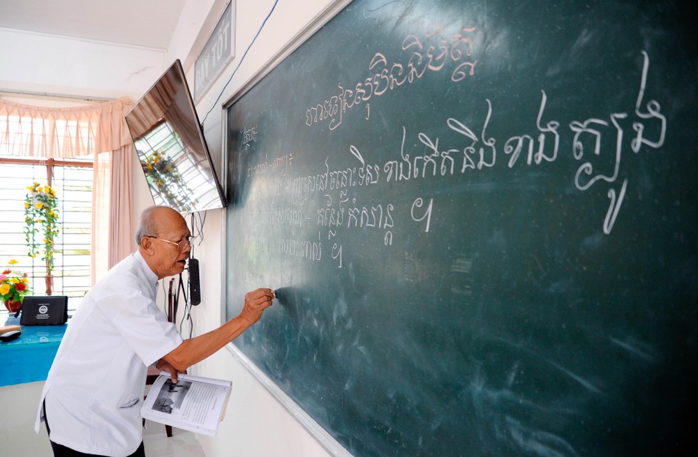 南部地区高棉族村庄的教师