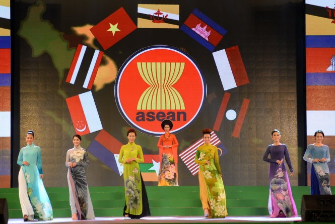 越南服装师在奥黛设计中采用东盟各国国花形象