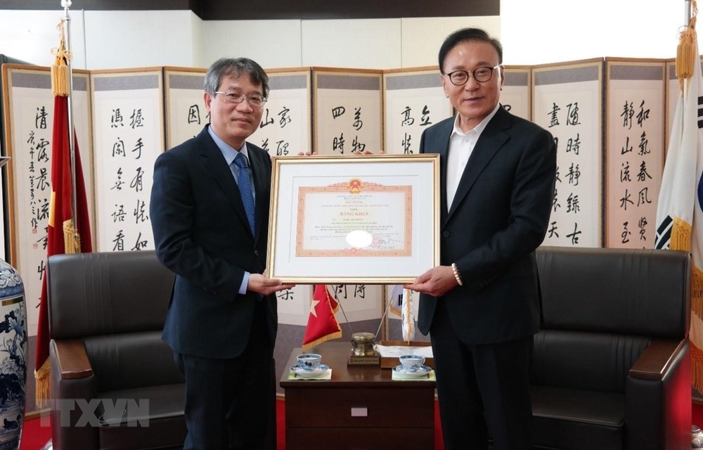 向越南驻韩国釜山-庆尚南道地区名誉总领事授予政府总理奖状
