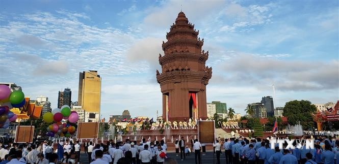 越南党和国家领导人致电柬埔寨领导人庆祝国庆