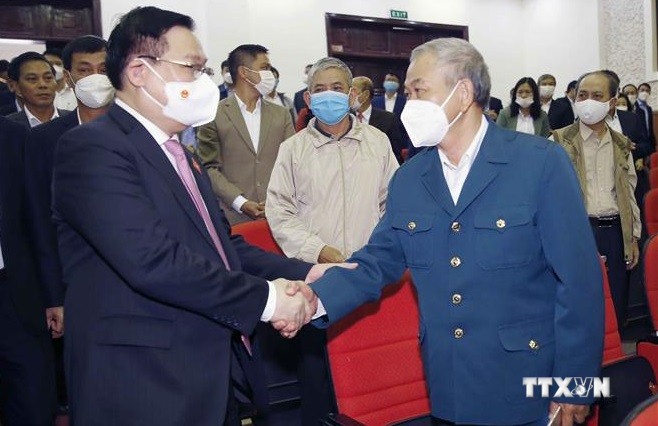 越南国会主席王廷惠与海防市选民接触