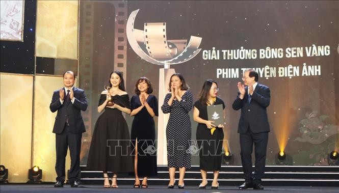 越南故事影片《碧眼》荣获2021年第22届越南电影节的金莲奖