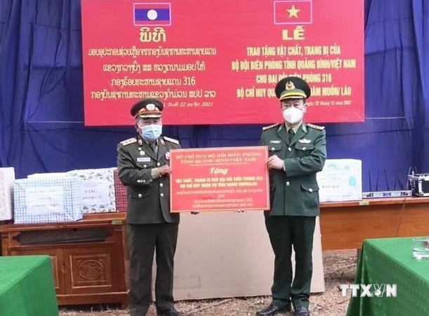 越南广平省边防部队向老挝甘蒙省边防部队捐赠医疗物资