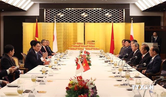 越南政府总理范明政会见日本前首相菅义伟和日越友好议员联盟主席二阶俊博