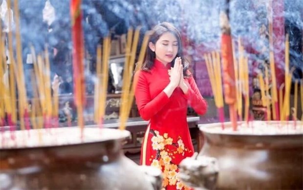 越南人年初去寺庙烧香祈福的美好习俗