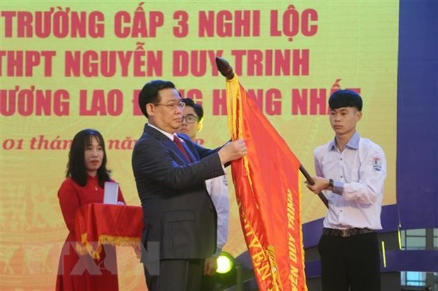 国会主席王廷惠出席阮维贞高中学校建校60周年纪念典礼暨一等劳动勋章授勋仪式