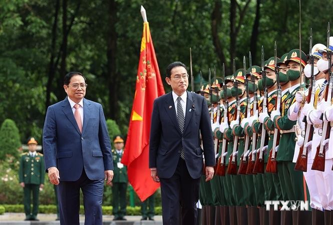 越南政府总理范明政为日本首相岸田文雄举行欢迎仪式