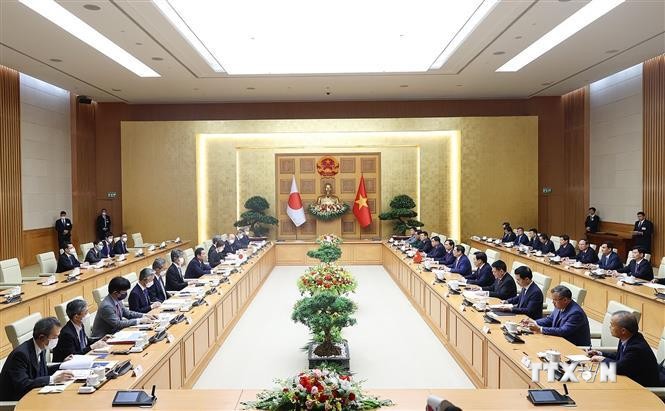 越南政府总理范明政与日本首相岸田文雄举行会谈