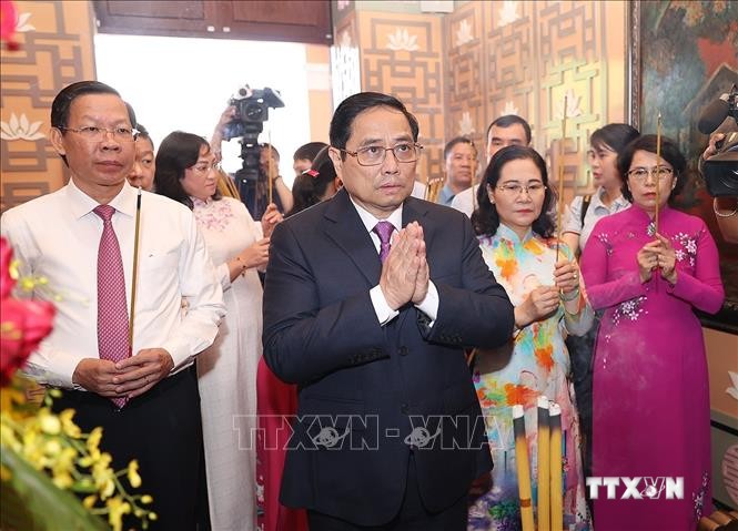 越南政府总理范明政敬香缅怀胡志明主席