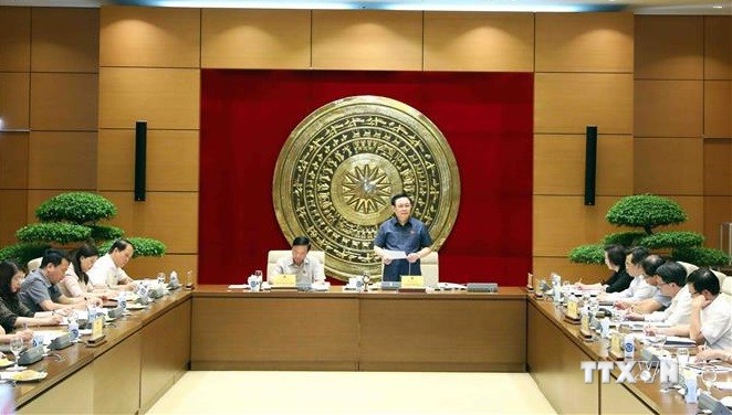 国会主席王廷惠主持修改城市和行政单位分类决议的会议