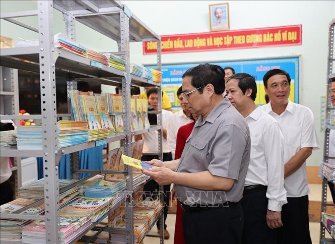 越南政府总理范明政莅临富寿省检查新学年准备工作