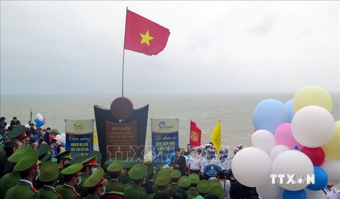 越南大陆领土最东端地区举行2021年新年升旗仪式并迎来新年首批游客