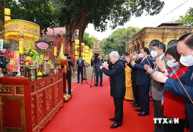 越共中央总书记、国家主席阮富仲在升龙皇城遗迹区上香和植树留念