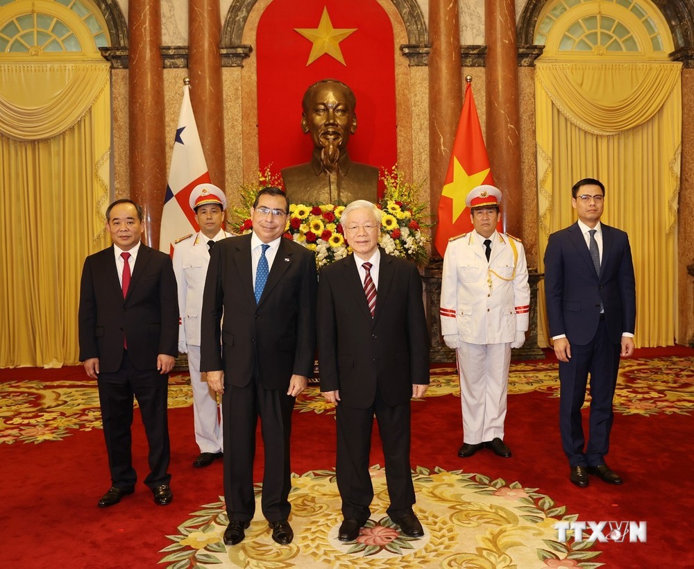 越共中央总书记、国家主席阮富仲接受3国新任驻越大使递交的国书