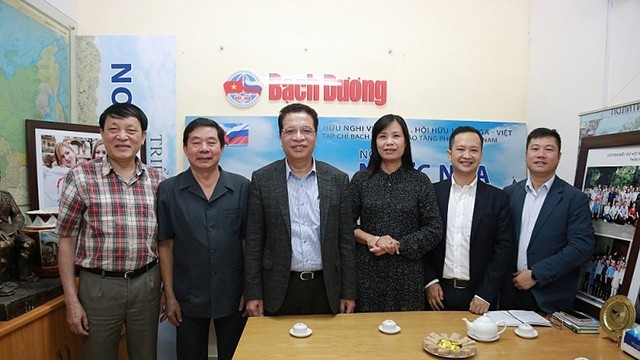 越南外交部副部长邓明魁与越南俄罗斯友好协会举行工作会议