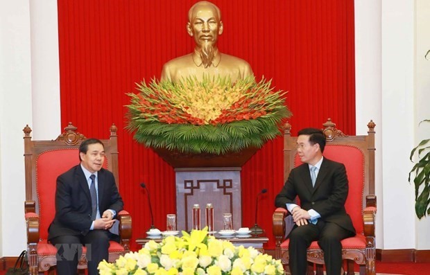 越南将同老挝一道维护和培育越老关系日益向前发展